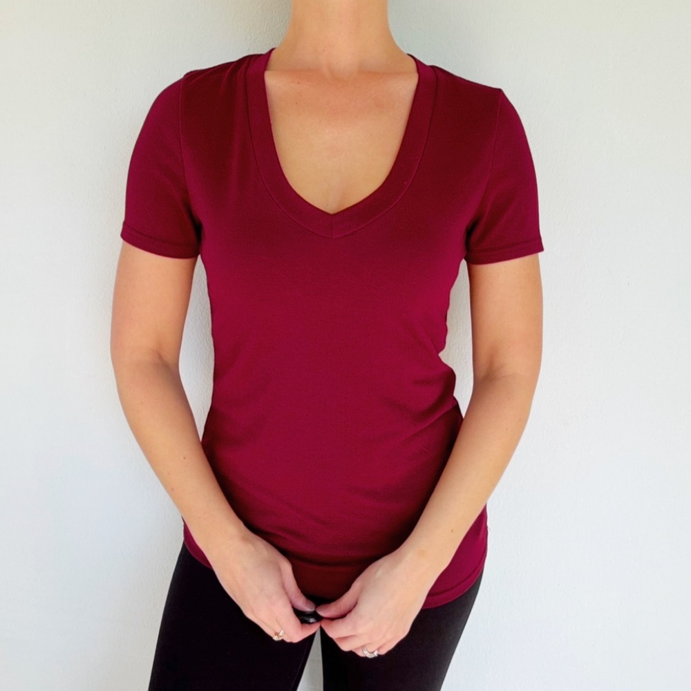 Maroon burgundy red v-neck short sleeve stretch tee size medium